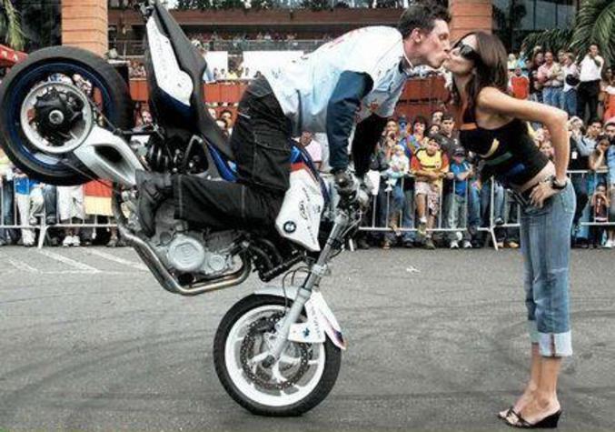 Une façon insolite pour un motard d'embrasser sa petite amie.