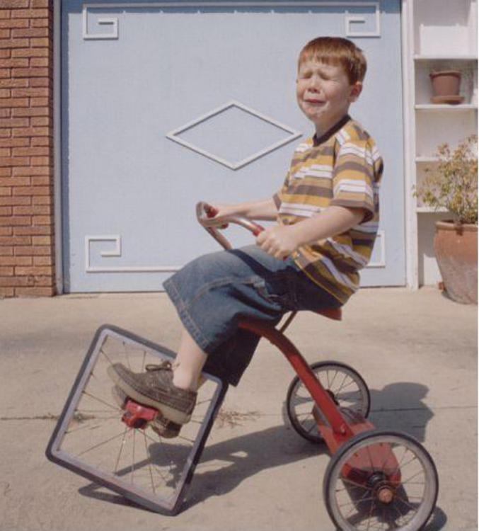 Un enfant qui a du mal à rouler en vélo...