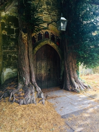 Une inspiration pour les portes de la Moria ?