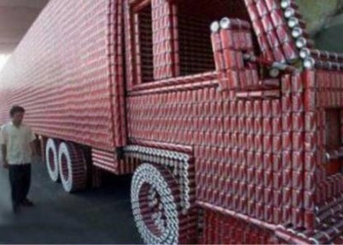 Un camion entièrement réalisé en canettes de coca