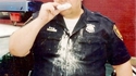 "T'as une miette sur ta chemise."
