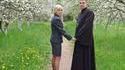 Un jeune pope et sa fiancée milicienne