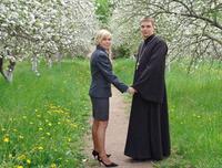 Un jeune pope et sa fiancée milicienne