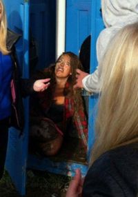 Ivre, elle va dans les toilettes d'un festival