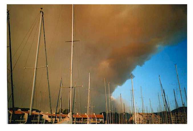 La fumée d'un impressionnant feu de forêt aux alentours de Marseille