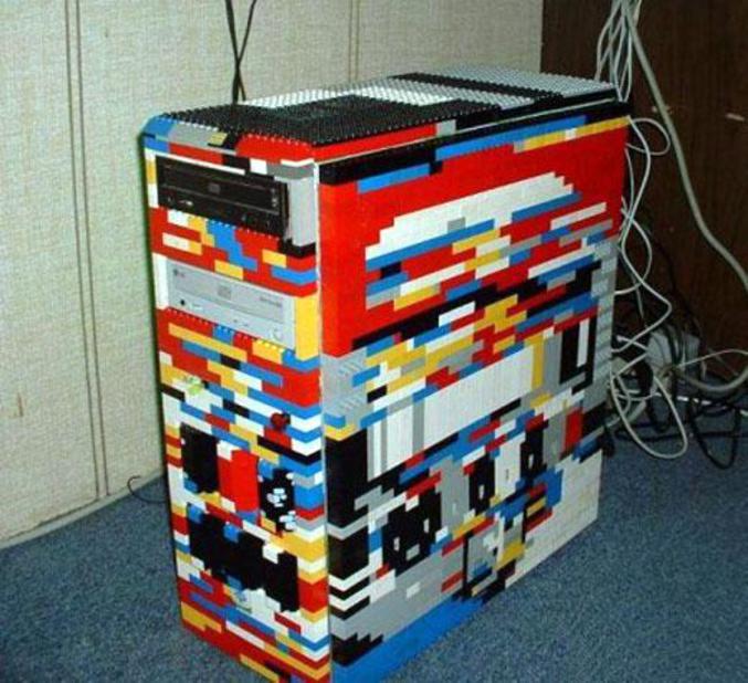Une tour d'ordinateur en Lego.