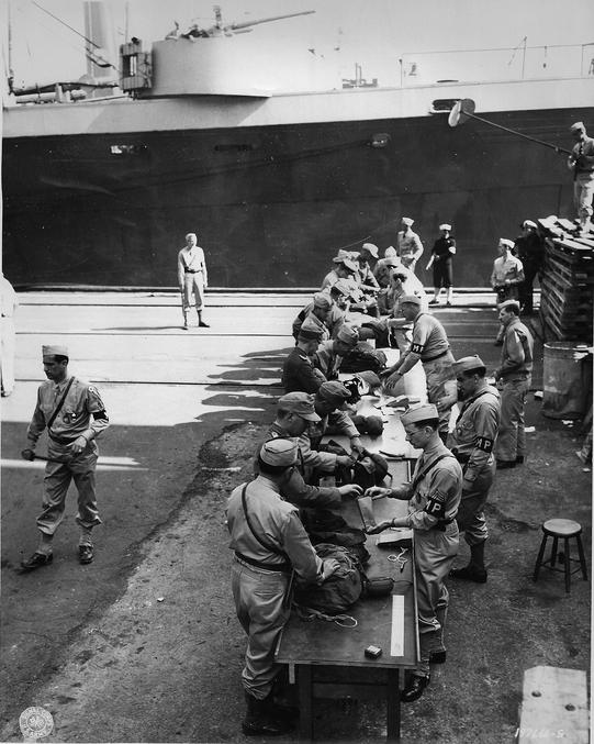 Des soldats allemands et italiens qui n'ont pu être évacués sur l'Italie, ont été faits aux pattes par les alliés. Ici, des MP américains fouillent et interrogent les prisonniers.