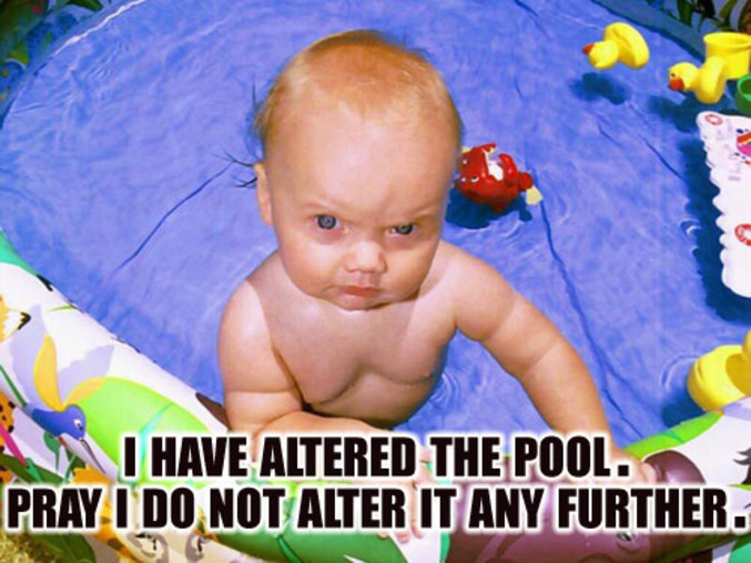 Un bébé qui a fait pipi dans la piscine et menace de faire pire