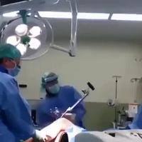 J'espère que le gus est sous une bonne anesthésie !