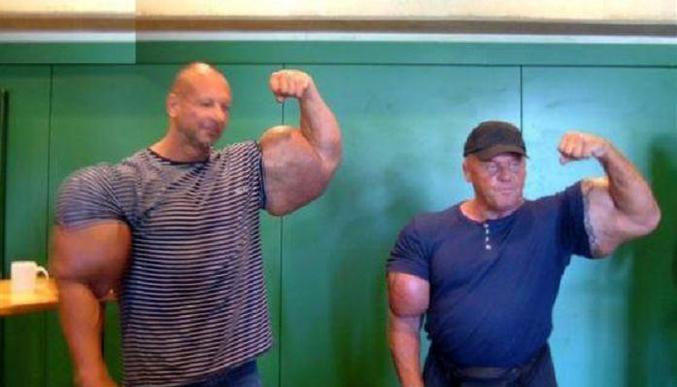 Deux hommes qui ont de très très gros biceps