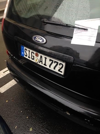 Une voiture qui a envie de partir en périple en Pologne.