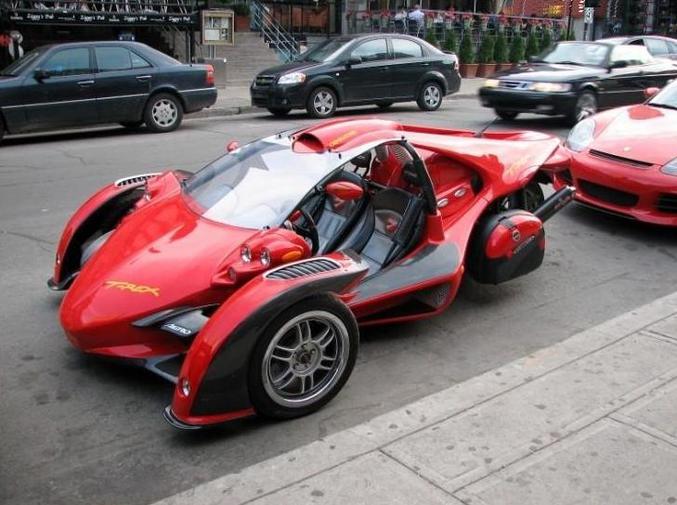 Une voiture au design futuriste.