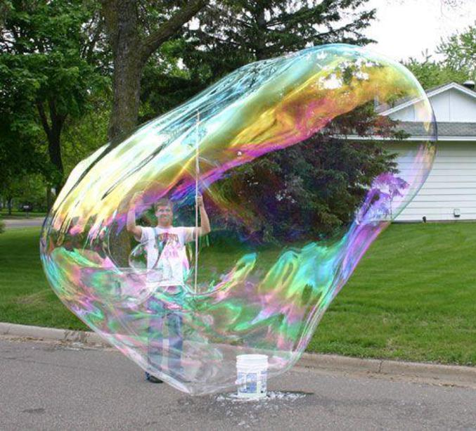 Интерференция в мыльных пузырях. Самый большой мыльный пузырь в мире. Самые большие мыльные пузыри. Мыльный пузырь интерференция. Архитектура мыльных пузырей.