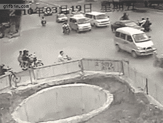 Un motocycliste qui circule non pas entre, mais vers les obstacles.