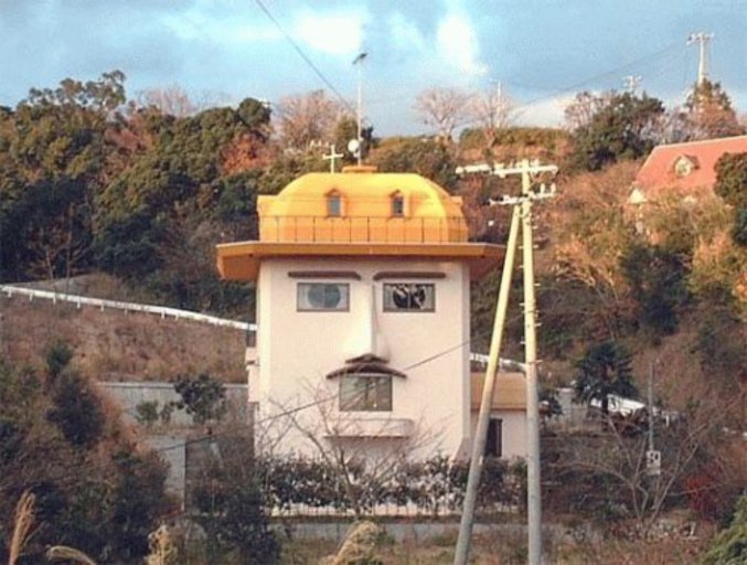 Une maison dont la façade ressemble à une tête portant un casque.