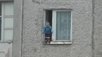 Un enfant russe prend le frais après l'apéro