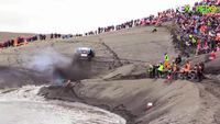 Il roule sur une rivière en buggy