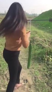 une femme, un concombre