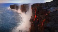 Lave de volcan hawaïen se déversant dans le Pacifique