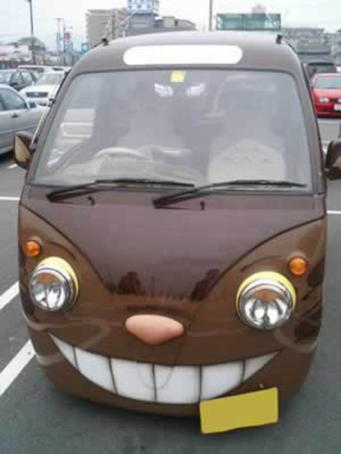 Un fan a décoré sa voiture façon Totoro.