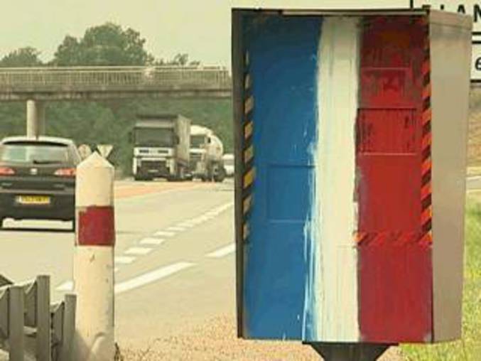 Un radar barbouillé aux couleurs de la France.