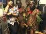 Passagers de Papouasie-Nouvelle Guinée posant avec une hôtesse de l'air