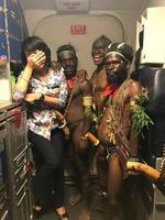 Passagers de Papouasie-Nouvelle Guinée posant avec une hôtesse de l'air