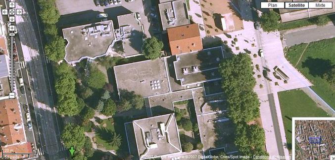 Un détail amusant sur le toit d'un immeuble. Faites la recherche sur Google Maps, Université Jean Monnet à St-Etienne en mode satellite.
