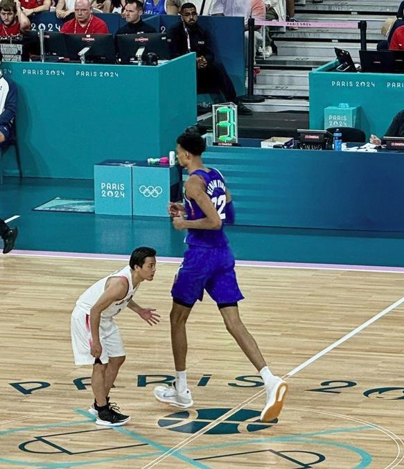 Les bleus l'ont emporté de 4 points dans ce qui était apparemment un GRAND match.