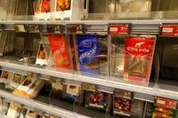 Monoprix sur la Canebière : les tablettes de chocolat sous antivols