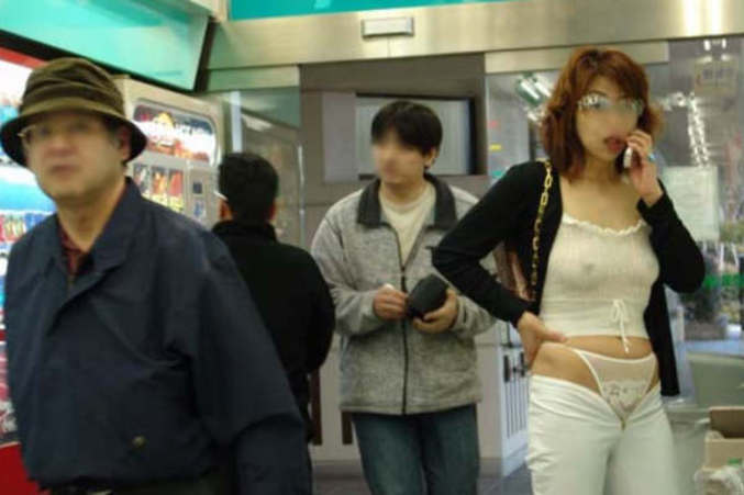 La nouvelle mode au Japon, les pantalons taille très basse.