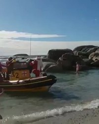 "Petit Papa Noël, quand tu descendras du..............bateau..."