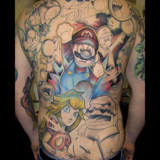 Un fan de Mario qui s'est fait tatouter tout le dos.