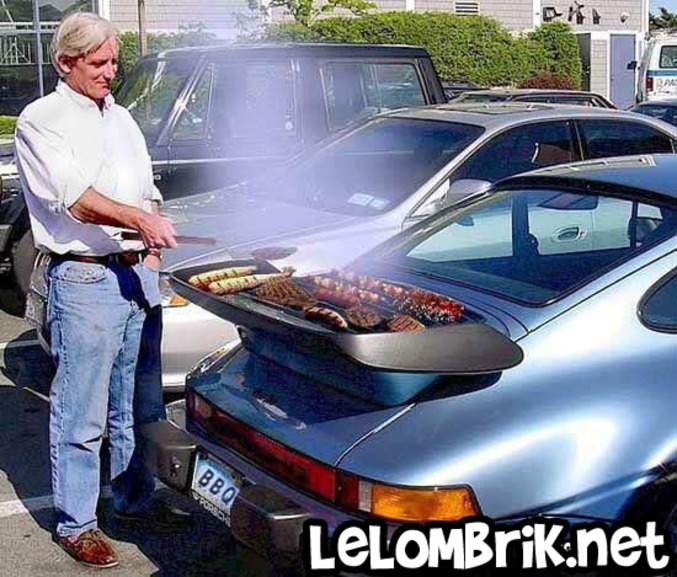 Un homme se sert de l'aileron de sa Porsche pour faire un barbecue.
