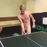 Un homme et une balle de Ping Pong 