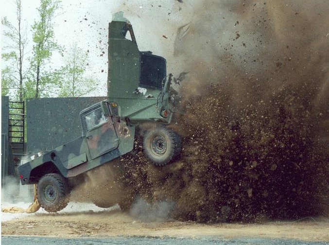 Une jeep fait les frais d'une attaque d'explosif.