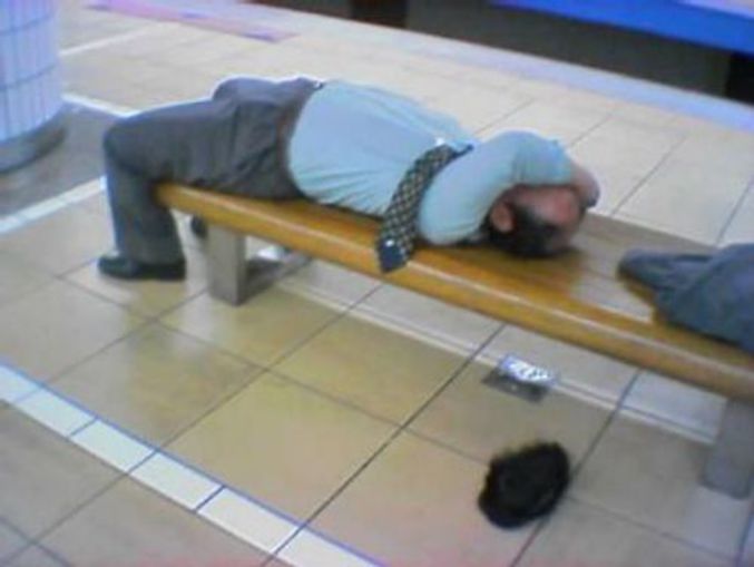 Un homme endormi sur un banc perd sa moumoute