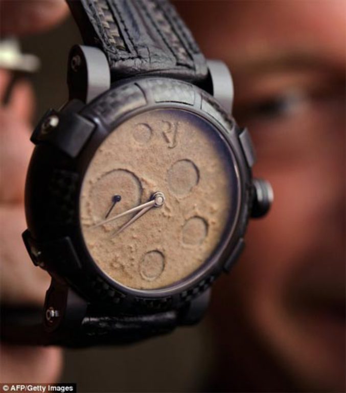 Une montre à 450000 F avec à l'intérieur de la poussière venant de la Lune.