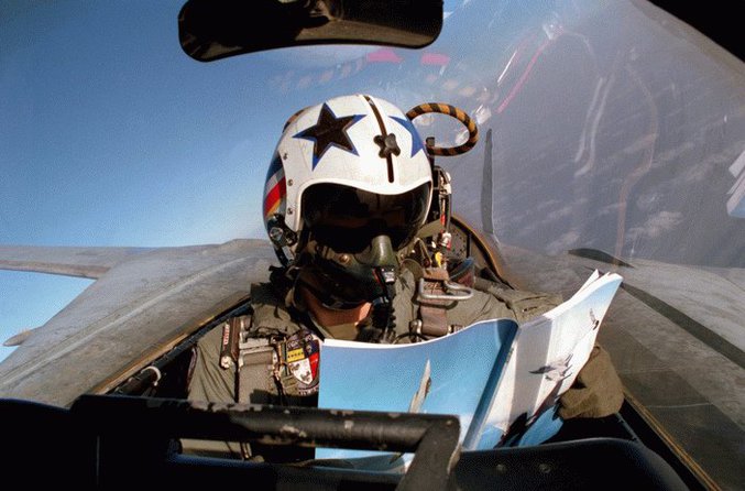 Un pilote d'avion s'ennuie tellement qu'il préfère lire.