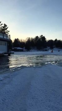 Traverser un étang  en moto-neige