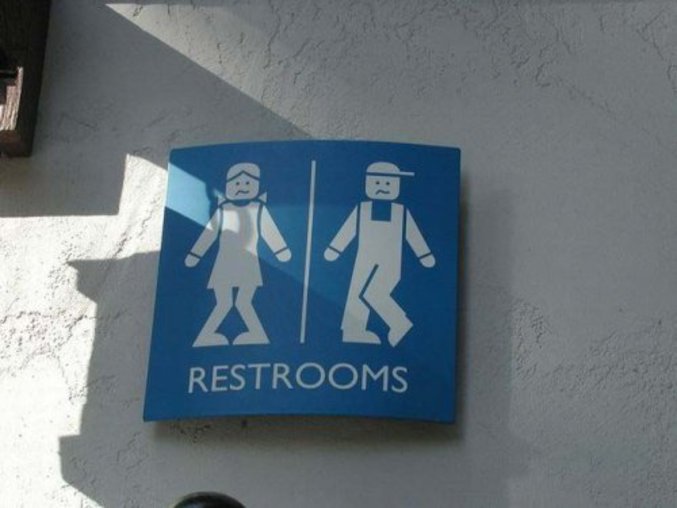 Un panneau qui représente assez bien l'état dans lequel on peut être lorsqu'on recherche les toilettes.