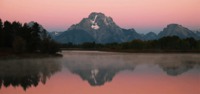 Lac brumeux au lever du soleil