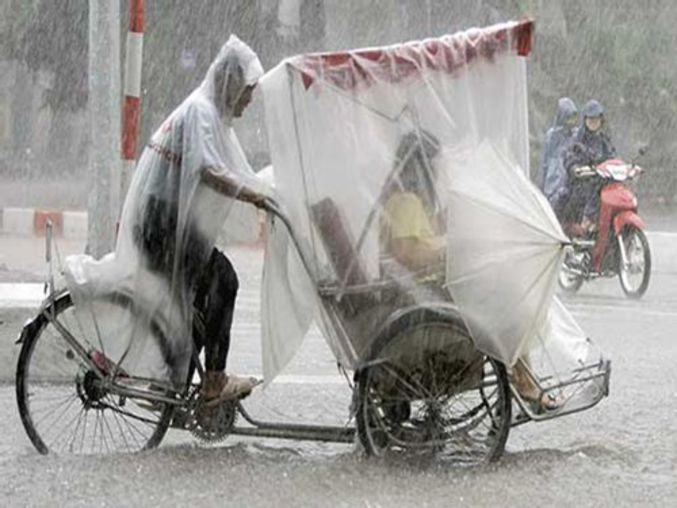 Un pousse-pousse bien protégé contre la pluie.