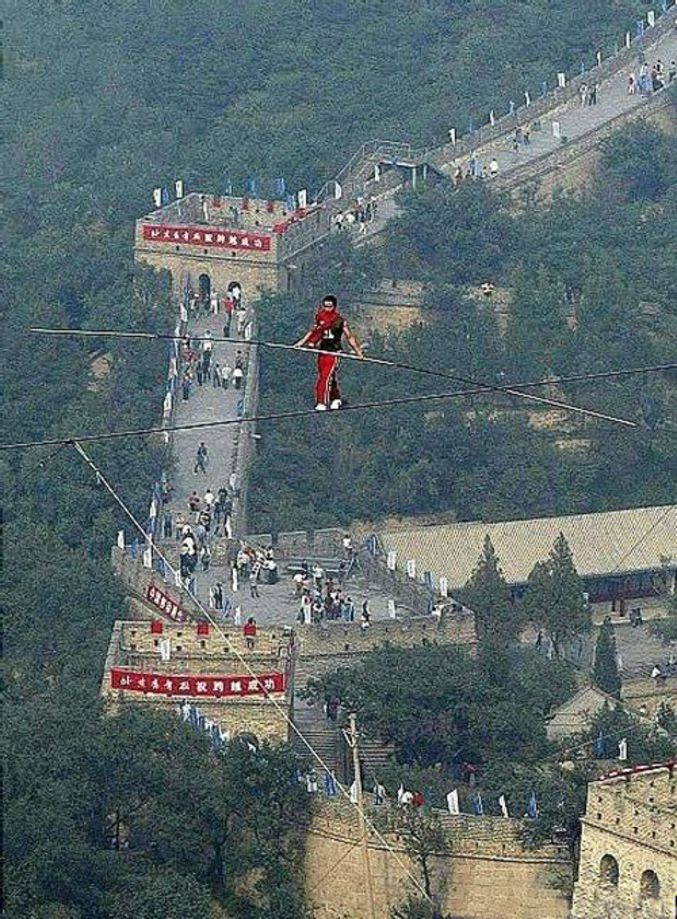 Un funambulise de l'extrême marche au dessus de la grande muraille de Chine