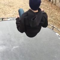 Saut sur trampoline