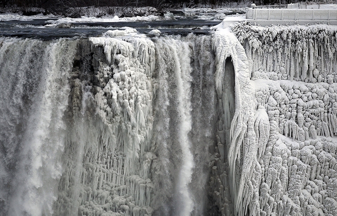 Janvier 2014: la glace s’installe sur les chutes du Niagara (frontière canado-étasunienne) alors que l'Amérique du Nord connait une vague de froid issue de la descente méridionale d'un vortex polaire. Le phénomène, bien qu'insolite, n'est pas rare. (cliché: Euronews)