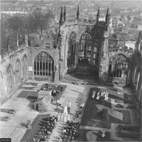 Un mariage dans la cathédrale de Coventry peu après la fin de la guerre