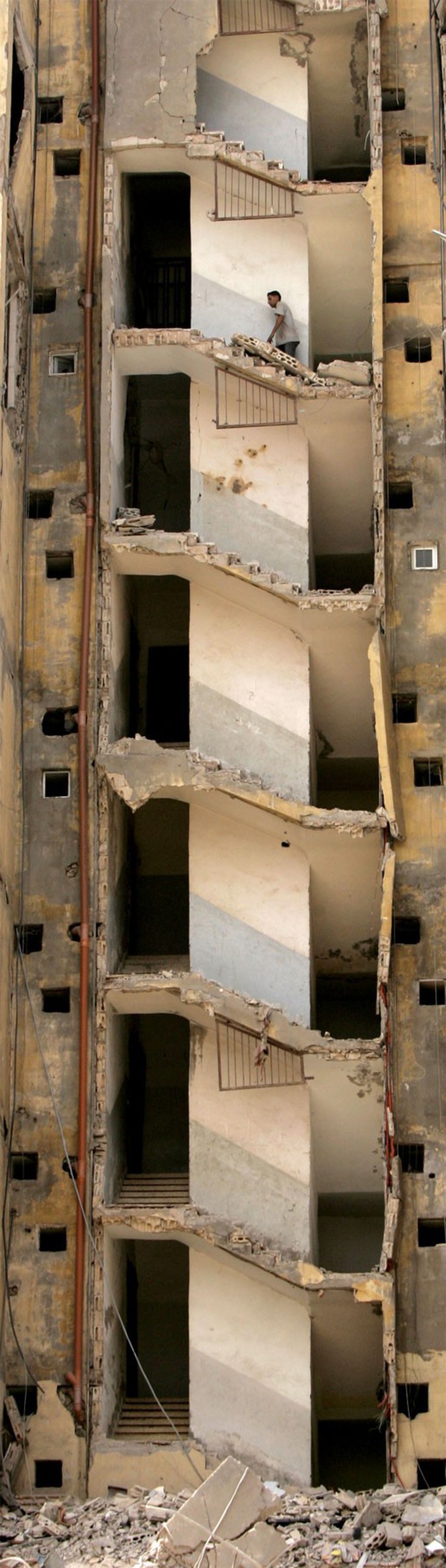 Un habitant de cet immeuble rentre comme d'habitude chez lui...