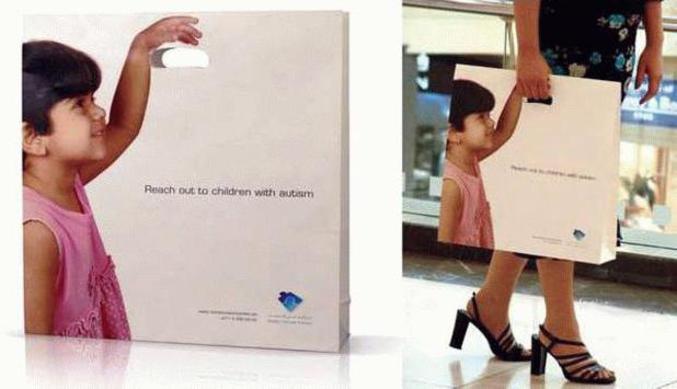 Un sac qui donne l'illusion de tenir un enfant par la main.