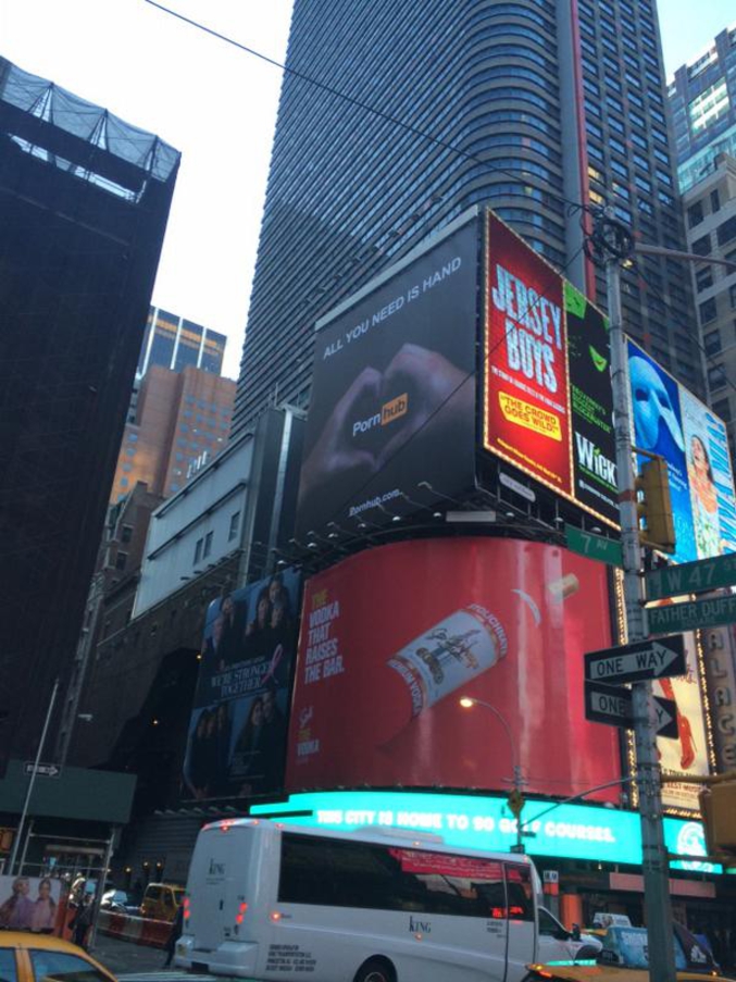 Un célèbre site de fapping s'affiche en grand au dessus du carrefour le plus emblématique de New York. 
http://iletaitunepub.fr/2014/10/07/gagnant-du-concours-pornhub-affiche-time-square/